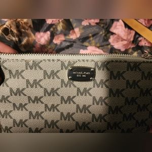 Micheal Kors Belt connected wallet
